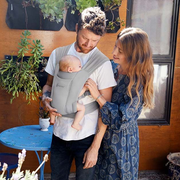 Embrace Draagzak - Lichtgrijs zacht luchtdoorlatend gaas - Reizen voor baby's