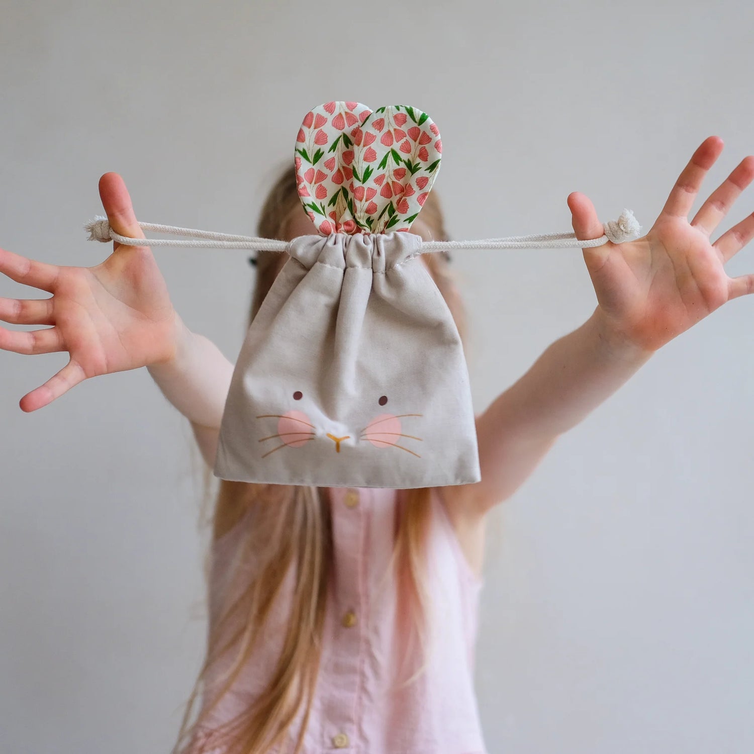 Pochette de Pâques avec des pinces à cheveux