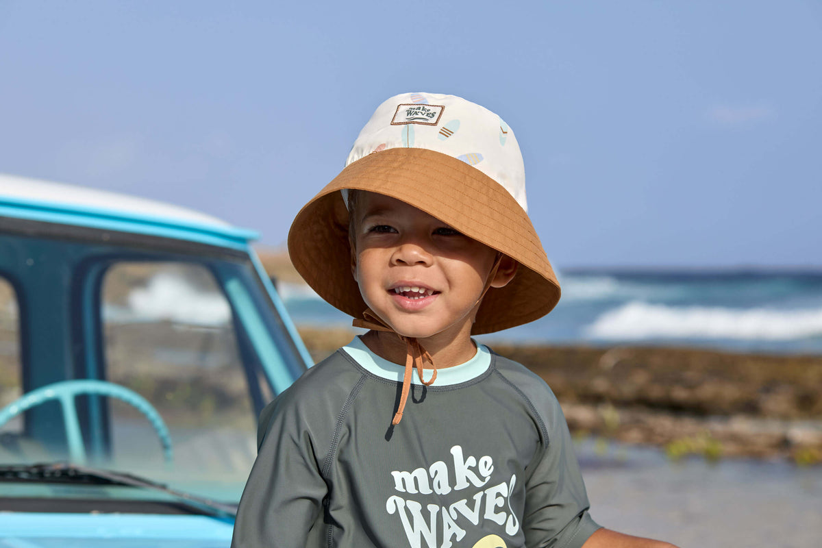 UV-Schutz-Bob für Kinder – Surfboards in Ecru (verschiedene