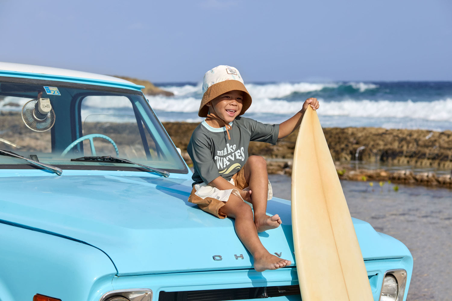 UV-Schutz-Bob für Kinder – Surfboards in Ecru (verschiedene