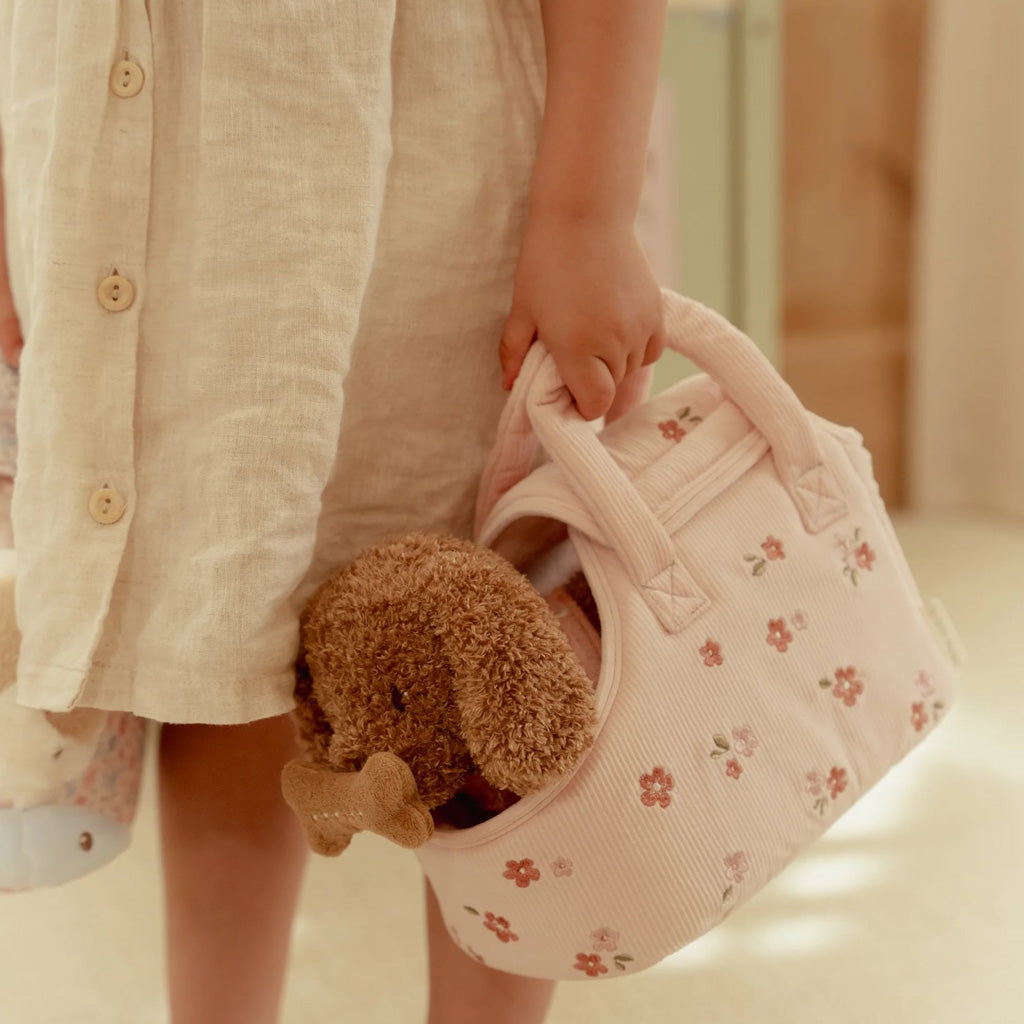 Plüschhund Jackie in einer Tasche