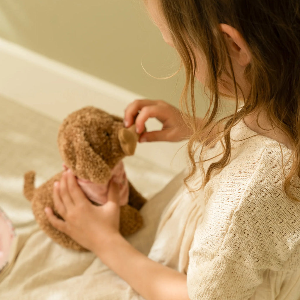 Plüschhund Jackie in einer Tasche