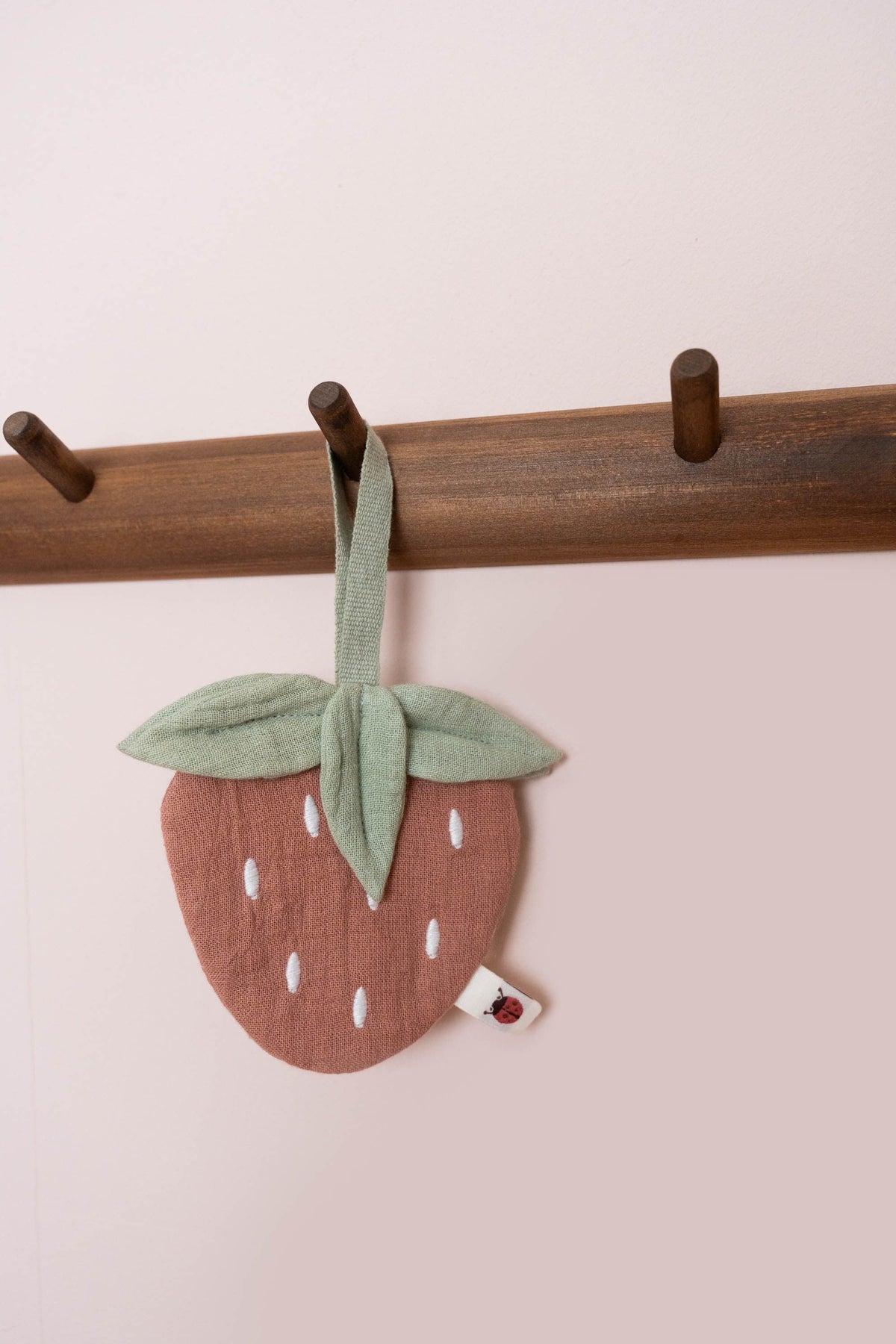 Schnullerhalter aus Musselin Erdbeere - Kuscheltier