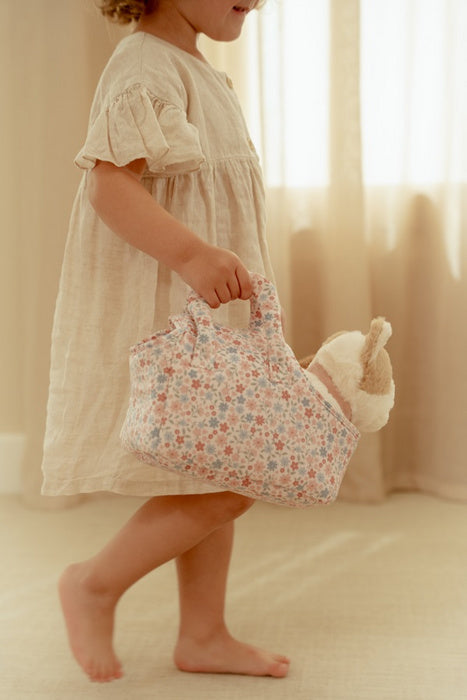 Plüschkatze Marley in einer Tasche