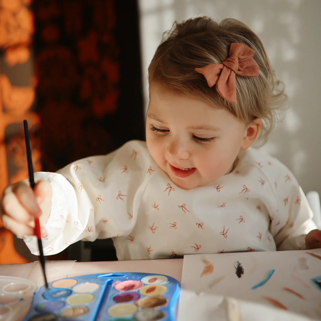 Wasserabweisendes Lätzchen mit langen Ärmeln (verschiedene Farben