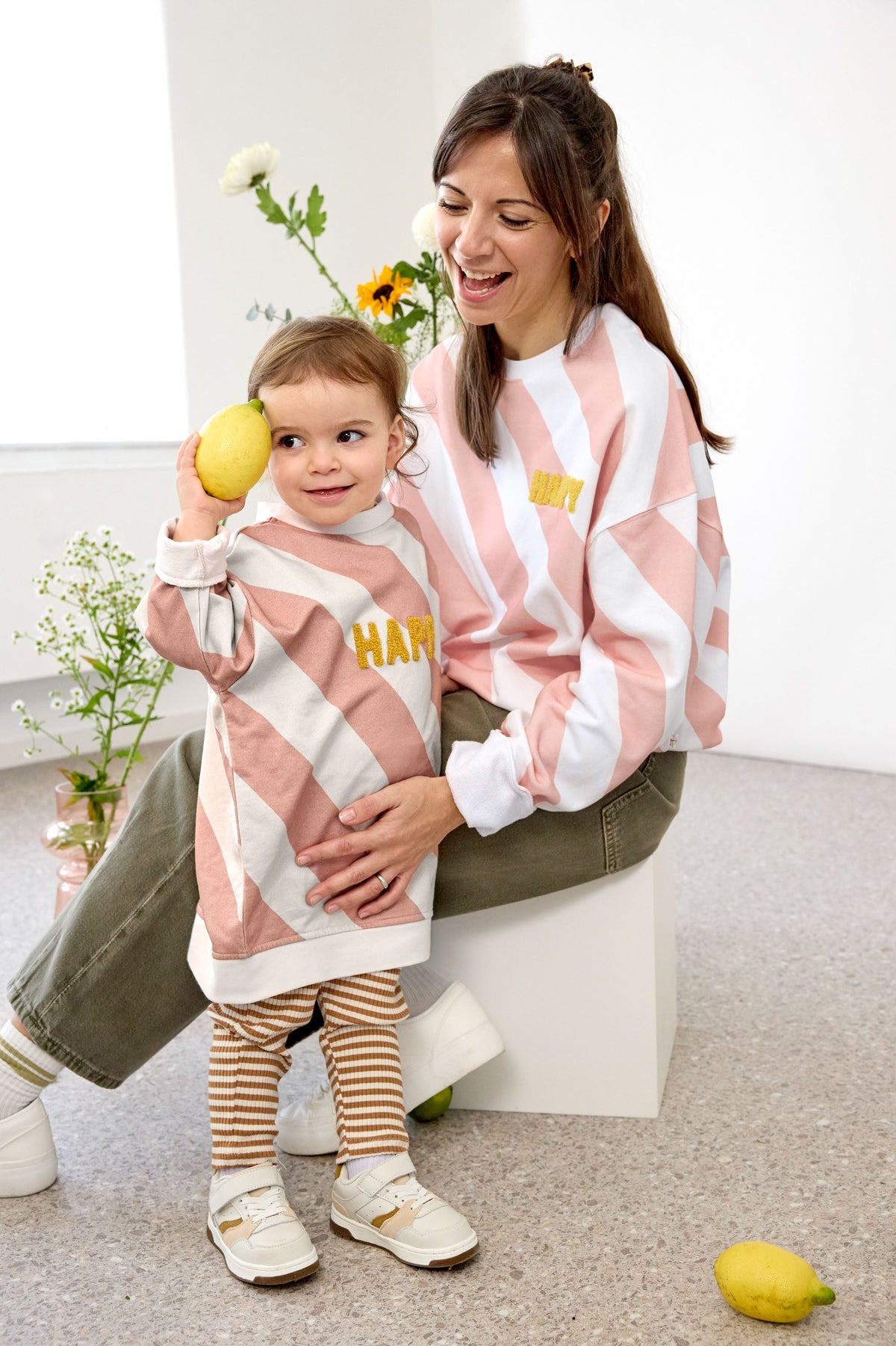 Unisex-Sweatshirt Happy – Milky/Peach (verschiedene Größen)