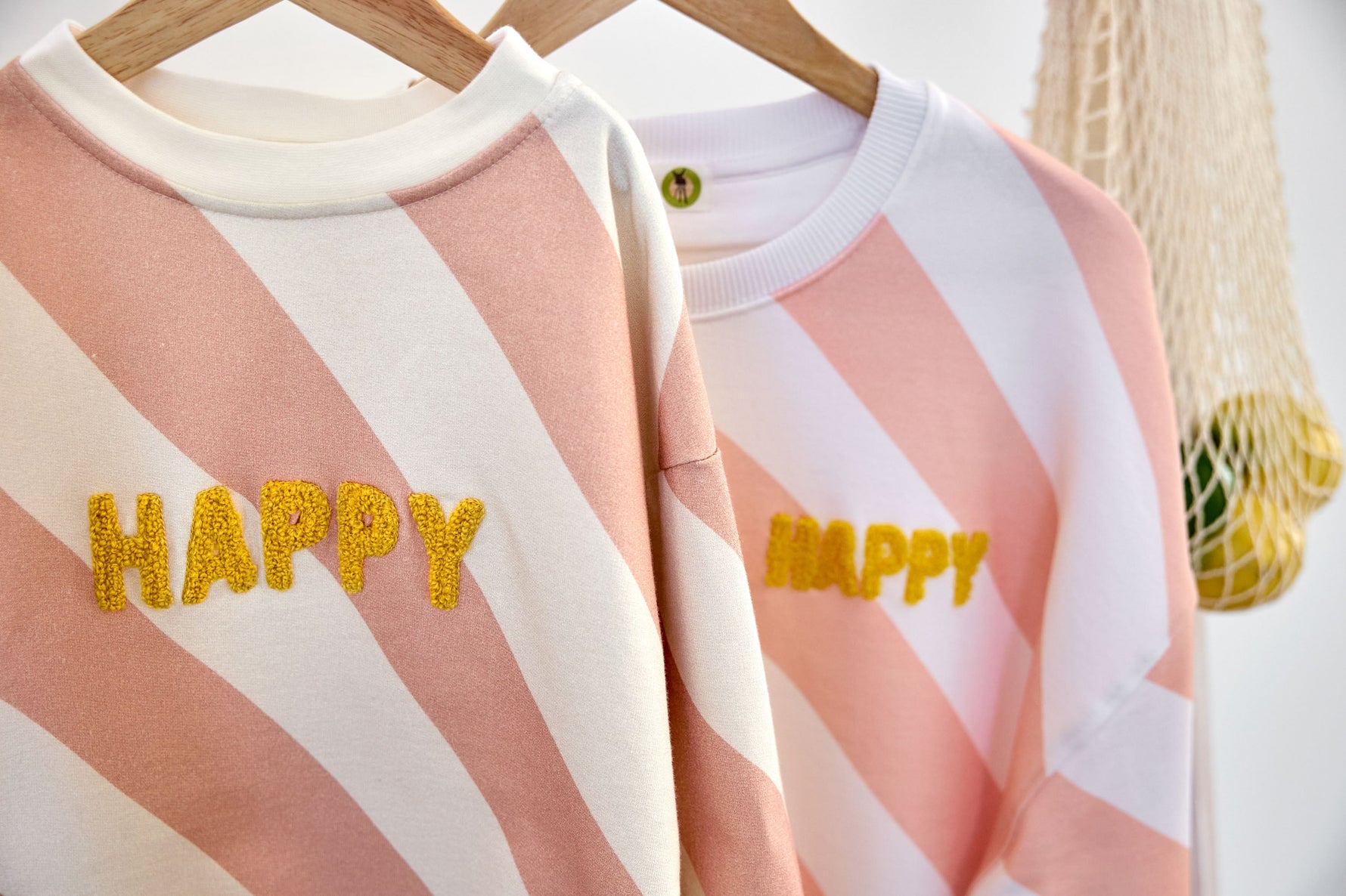 Unisex-Sweatshirt Happy – Milky/Peach (verschiedene Größen)