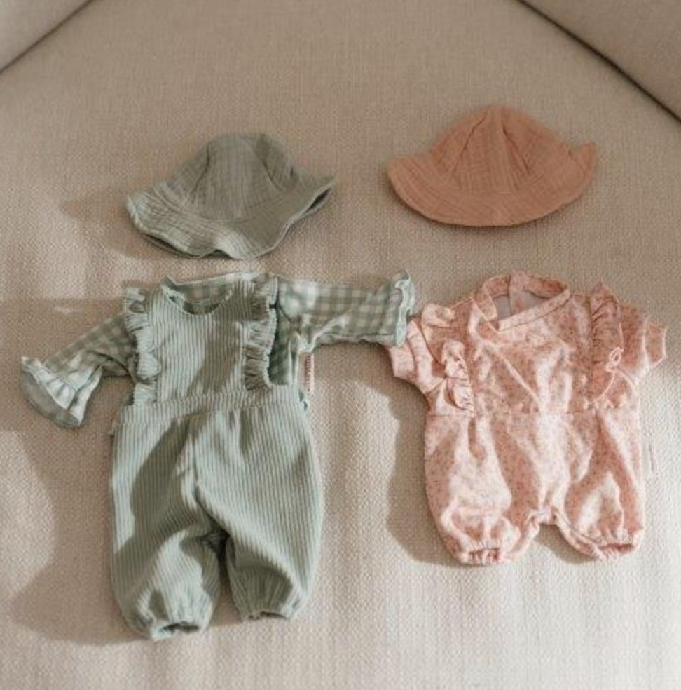 Grüne Puppenkleidung